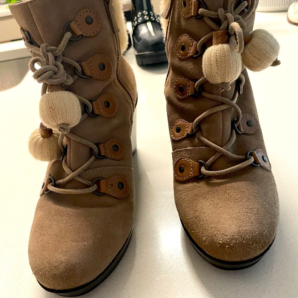 Nike Air ankle boots with faux shearling. Size 7
